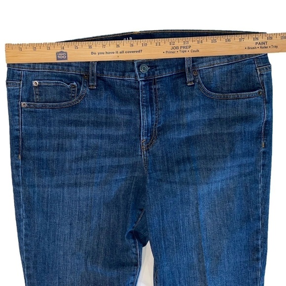 GAP Classic Streight Fit Blue Jeans in Size 16 - Picture 9 of 10